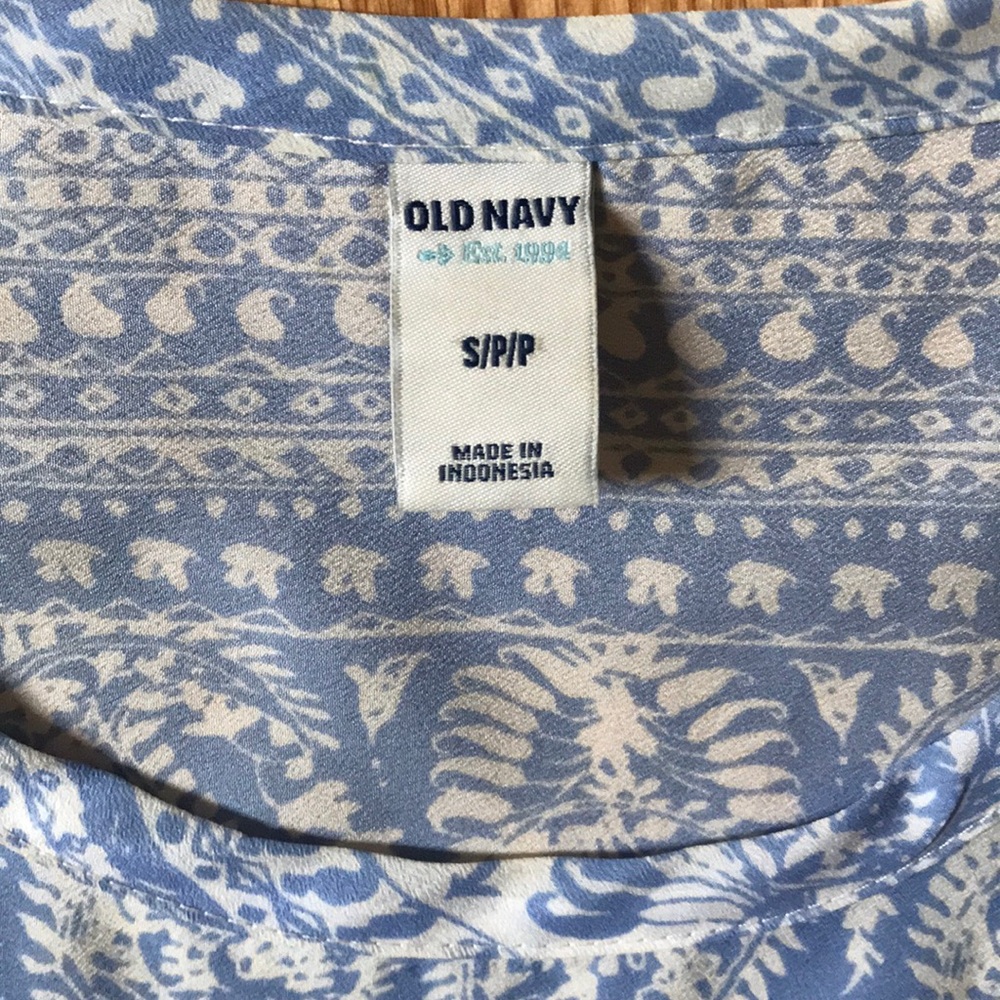 Old Navy light blue and white patterned top - Picture 3 of 4